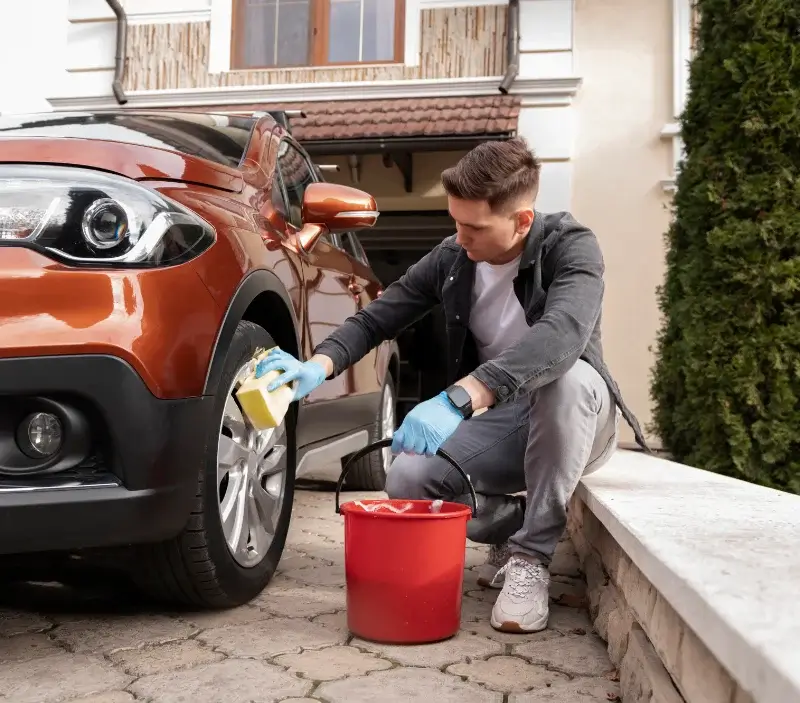 Lavage auto à domicile Lamillarié : professionnel intervenant sur un véhicule